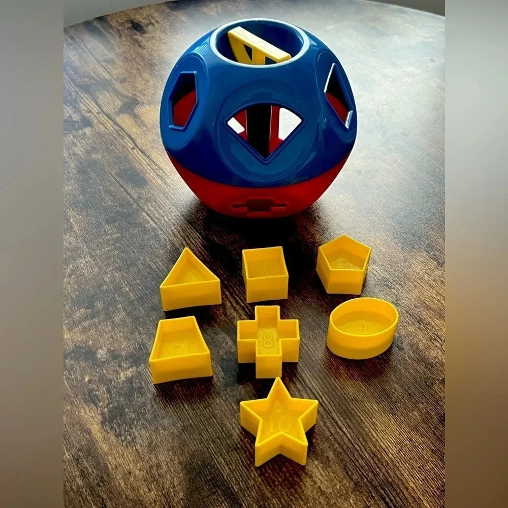 Tupperware | Shape-O children’s toy.